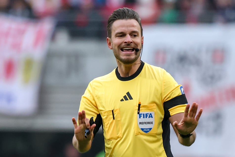 Daniel Schlager (36) wird die Partie des FC St. Pauli am Freitagabend bei Borussia Mönchengladbach leiten.