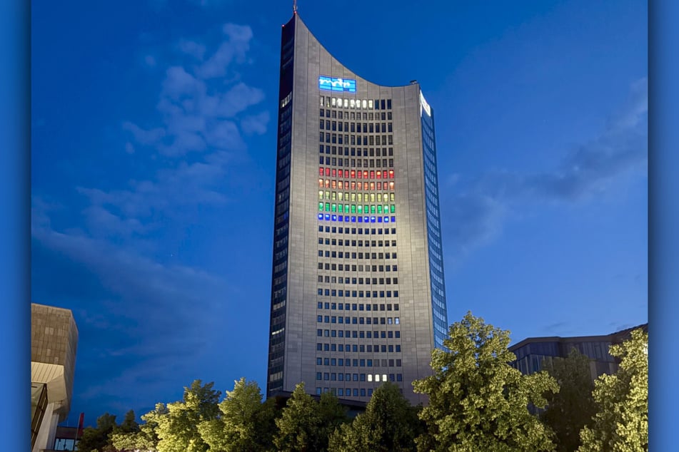 Der Leipziger Uniriese leuchtet noch bis Sonntag in Rebenbogenfarben.