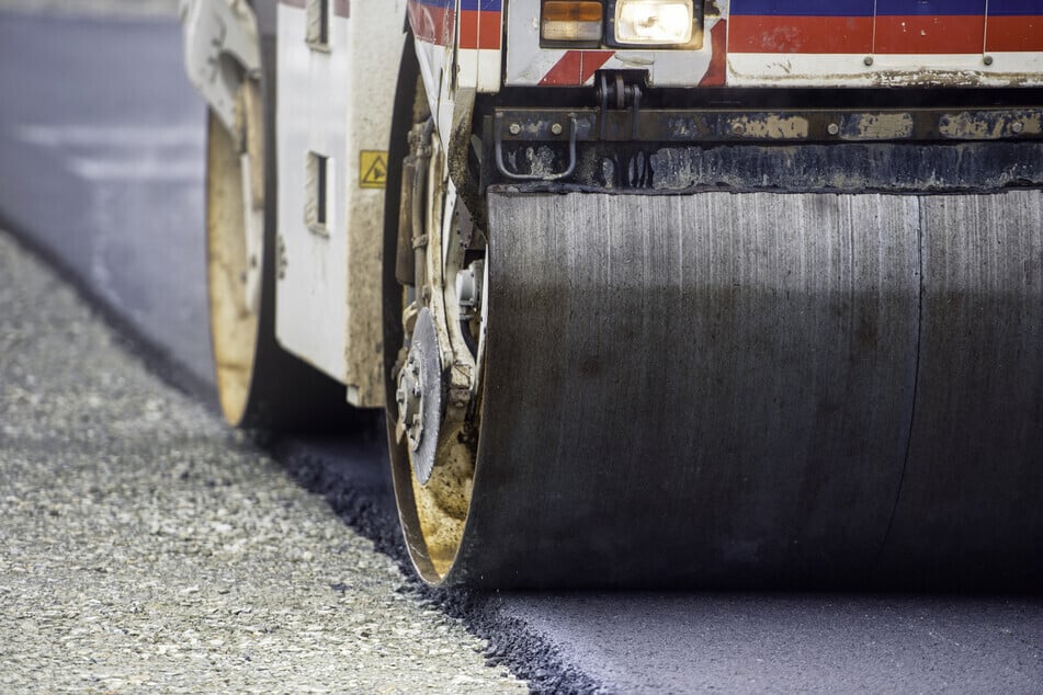 Auf der B180 in Thalheim wird ab Ende August die Fahrbahn erneuert. (Symbolfoto)