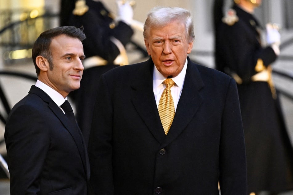 Donald Trump (r.) flew to Paris on Saturday, where he held a private meeting with French President Emmanuel Macron (l.) and Ukrainian President Volodymyr Zelensky.