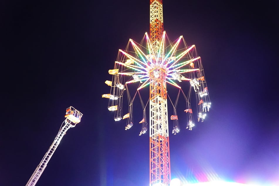 Rund drei Stunden hätten die Fahrgäste in rund 30 Metern Höhe festgesessen.