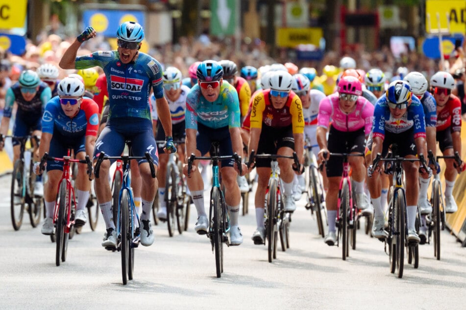 Der Franzose Paul Magnier (22, vorne) jubelt nach seinem Sieg bei den Hamburger Cyclassics.