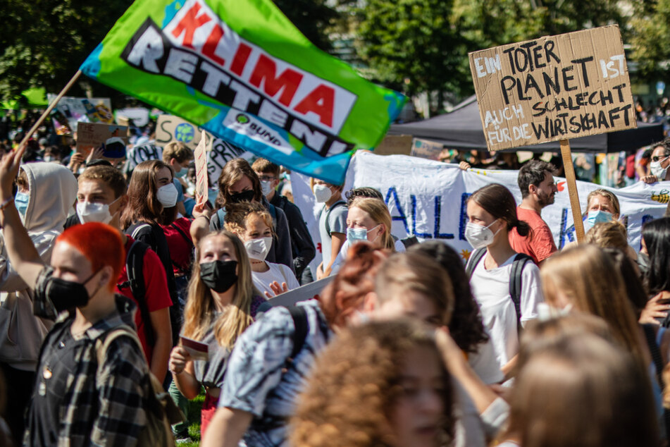 Mehrere Tausend Menschen demonstrieren in Stuttgart.