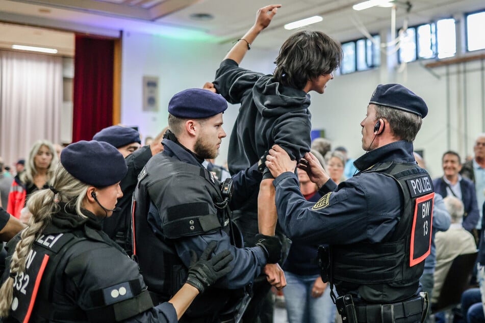 Die Polizei musste im Zuge des Streitgesprächs mehrfach hart durchgreifen.