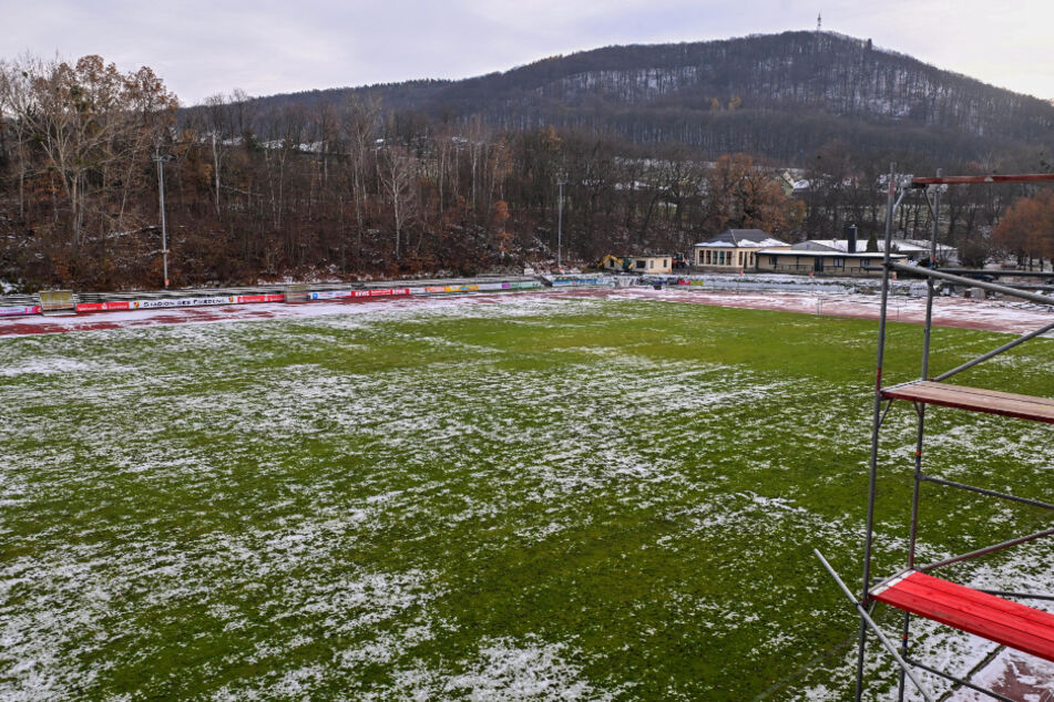 Von der Tribüne hat man einen hervorragenden Blick auf den Windberg.