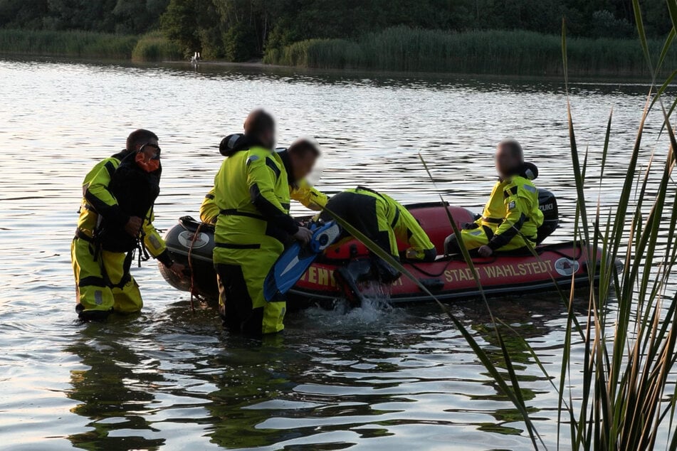 Die Einsatzkräfte der DLRG suchten den See in Groß Kummerfeld ab.