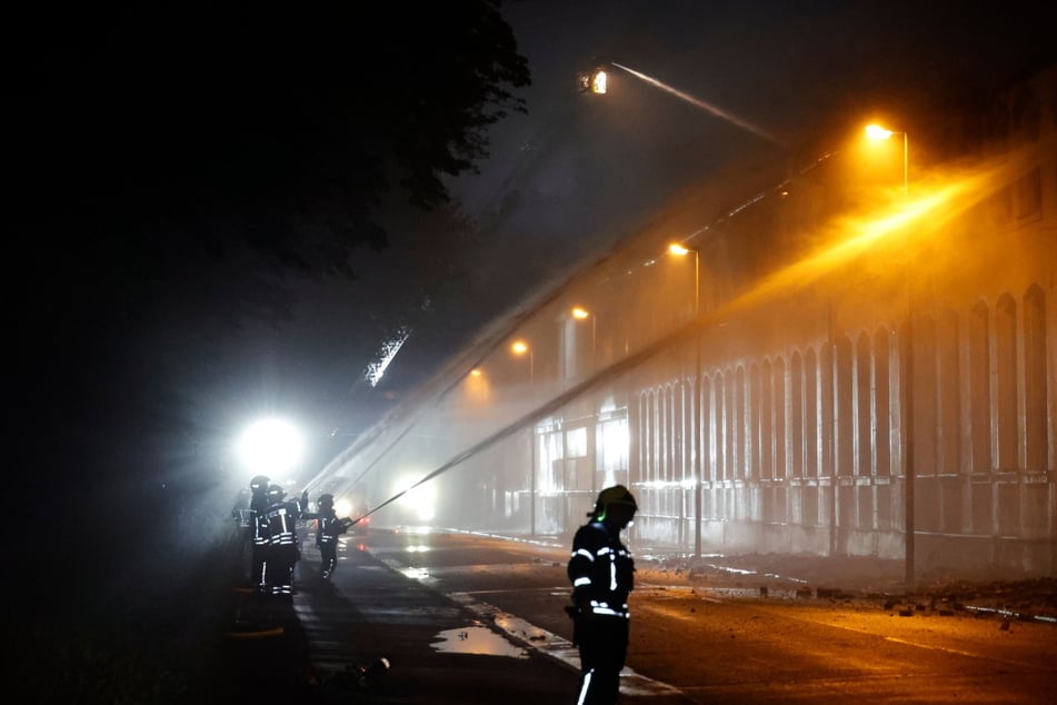 Die Feuerwehr war auch in der Nacht zu Samstag und am Morgen noch an der Gießerei im Einsatz.
