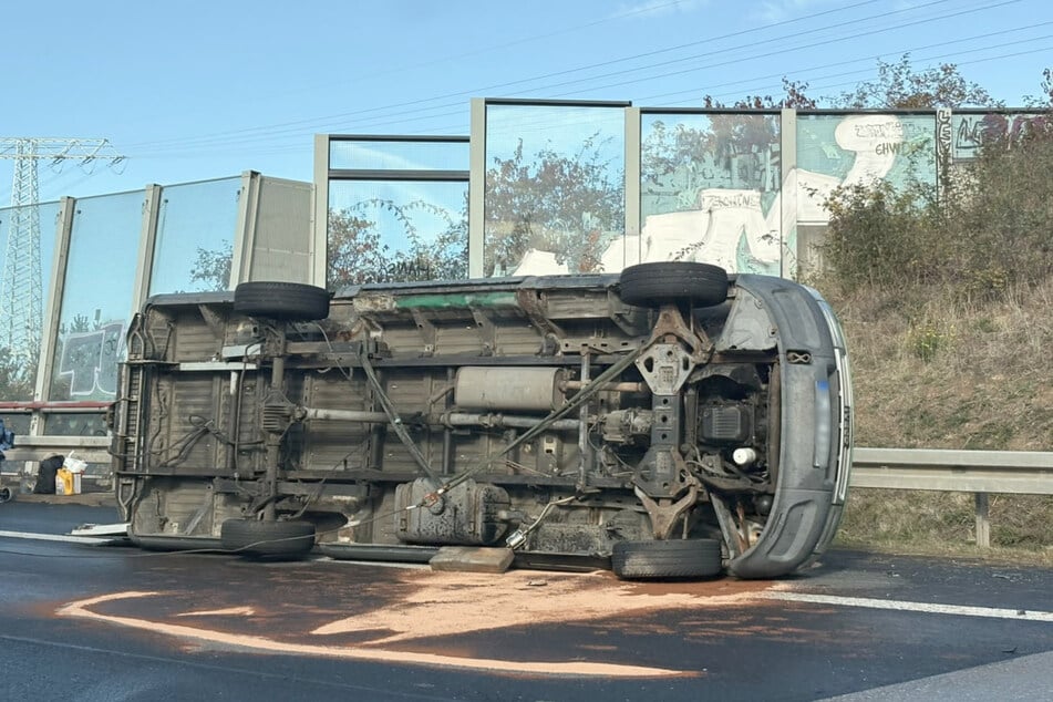 Der Transporter kippte infolge des Unfalls auf der A17 um.