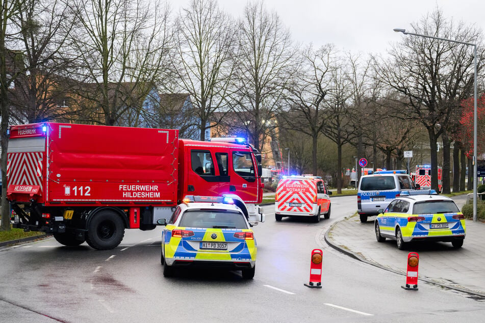 Ein Großeinsatz von Polizei und Feuerwehr sorgte in Hildesheim-Ochtersum für Behinderungen.