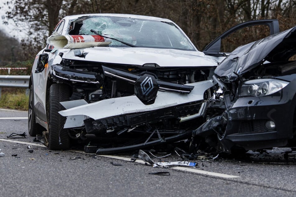 Renault durchbricht Bahnschranke und kracht in Auto: Fahrerin schwer verletzt!