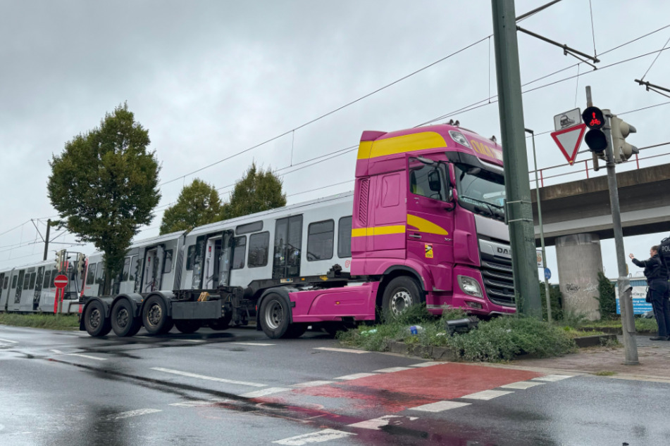 Die Straßenbahn hatte den Lkw mehrere Meter mitgeschleift.