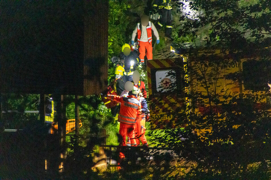 Rettungskräfte mussten sich durch das unwegsame Gelände in Wolkenstein schlagen, um einen verletzten Kletterer zu retten.