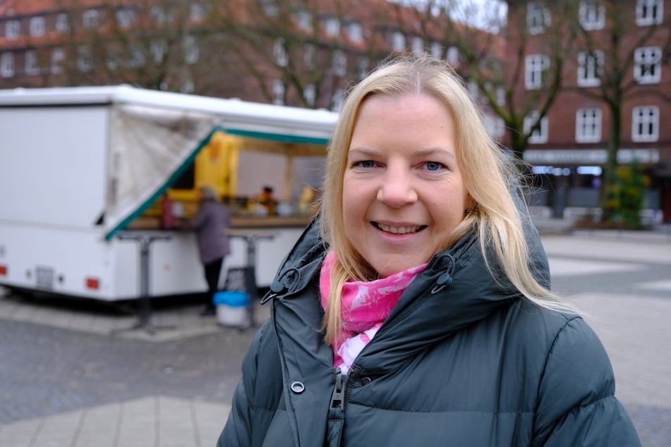 Simone Dornia, Grünen-Sprecherin für Dulsberg, freut sich, dass der Imbisswagen auf dem Straßburger Platz bleiben darf.