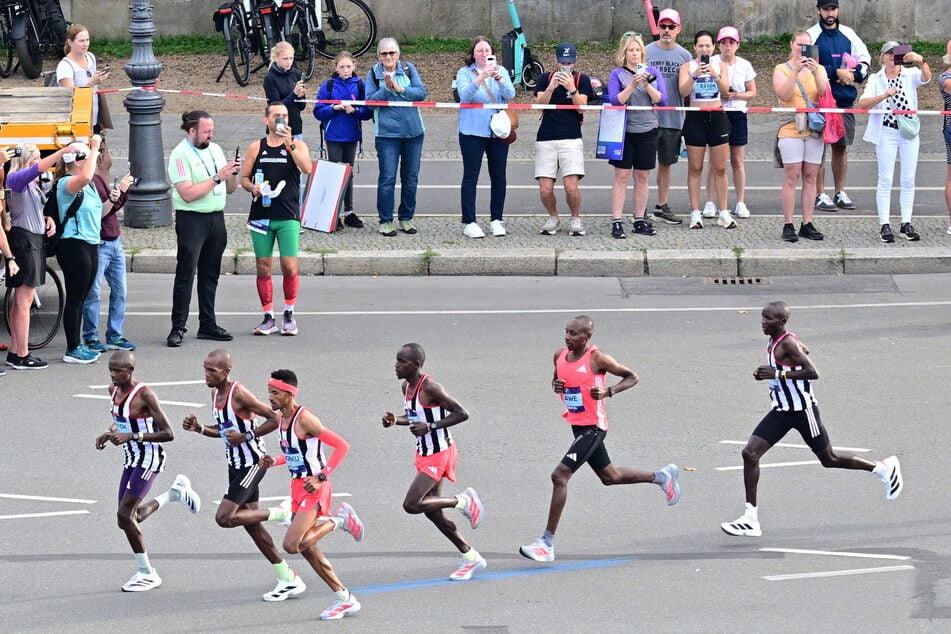 Sawe passierte die Halbmarathon-Marke wie geplant in 1:00:15 Stunden zusammen mit zwei Tempomachern.