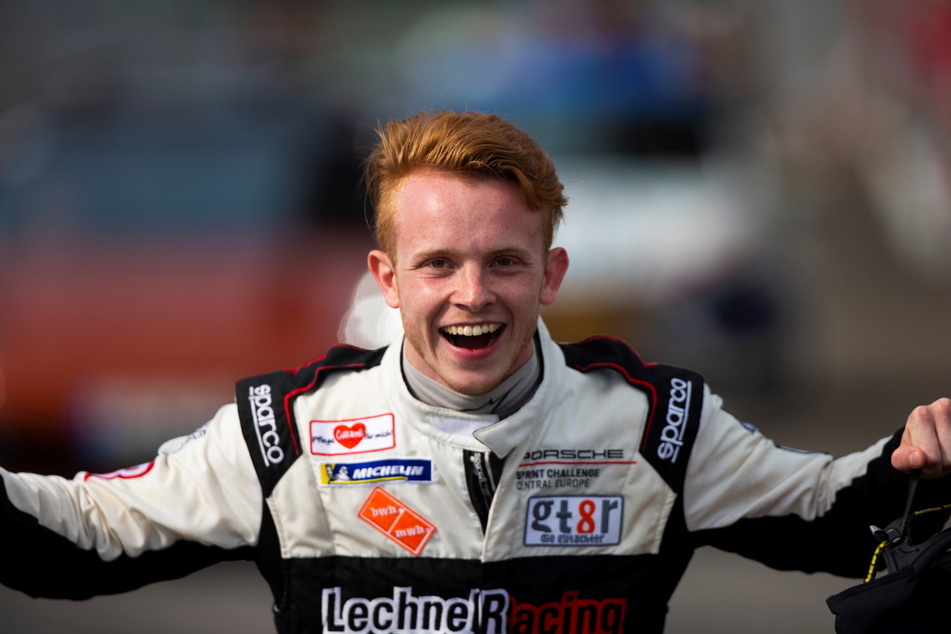 So sieht ein Sieger aus: Jonas Greif (20) jubelt nach einem gewonnenen GT4-Rennen.