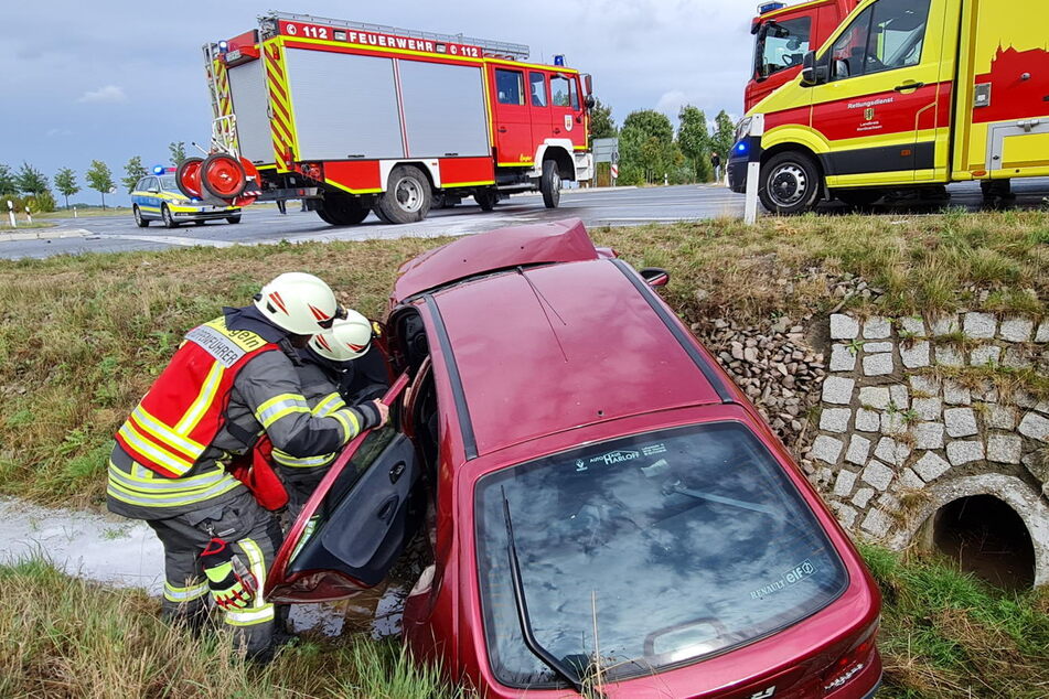 Die Feuerwehr musste eine eingeklemmte Person aus dem Renault befreien.