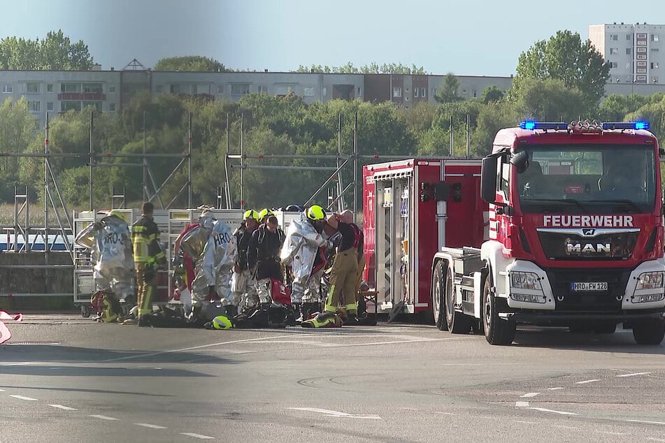 Einsatzkräfte sind in Schutzkleidung vor Ort.