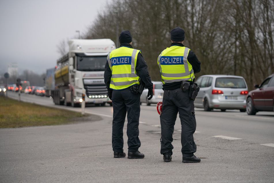 An der deutsch-österreichischen Grenze an der B512 kontrollieren Bundespolizisten den Einreiseverkehr nach Deutschland.