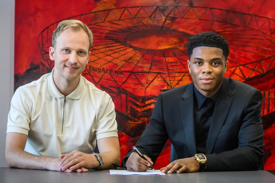 Leverkusen Direktor Fußball Kim Falkenberg (37, l.) präsentiert stolz die Verpflichtung von Farid Alfa-Ruprecht (19).