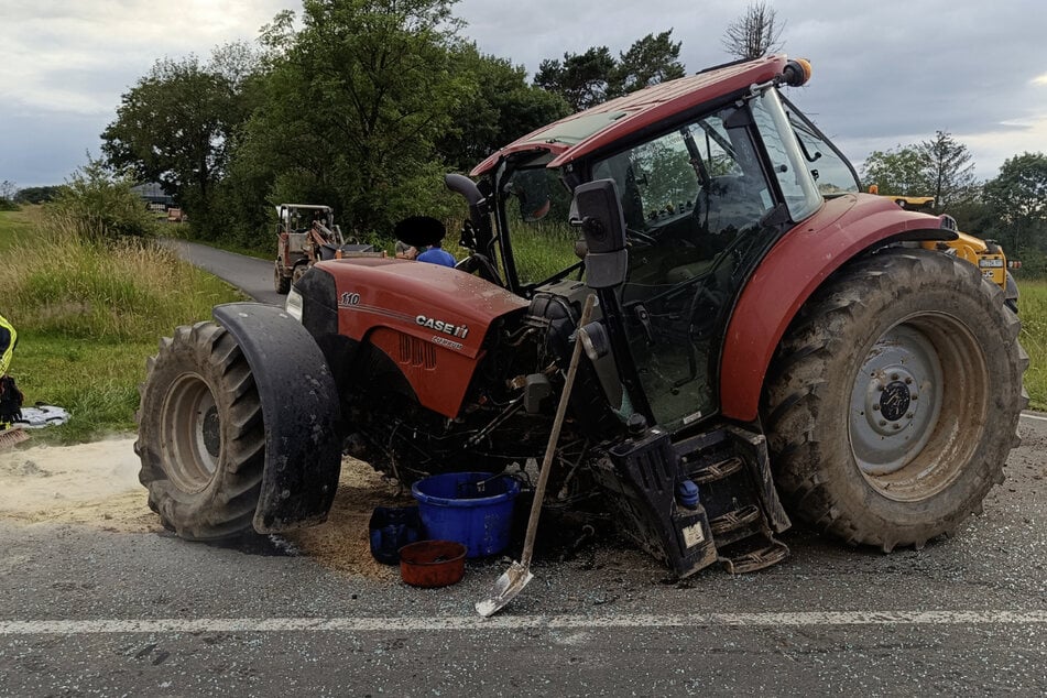 Linienbus zerreißt Traktor bei schwerem Crash mit zwei Verletzten