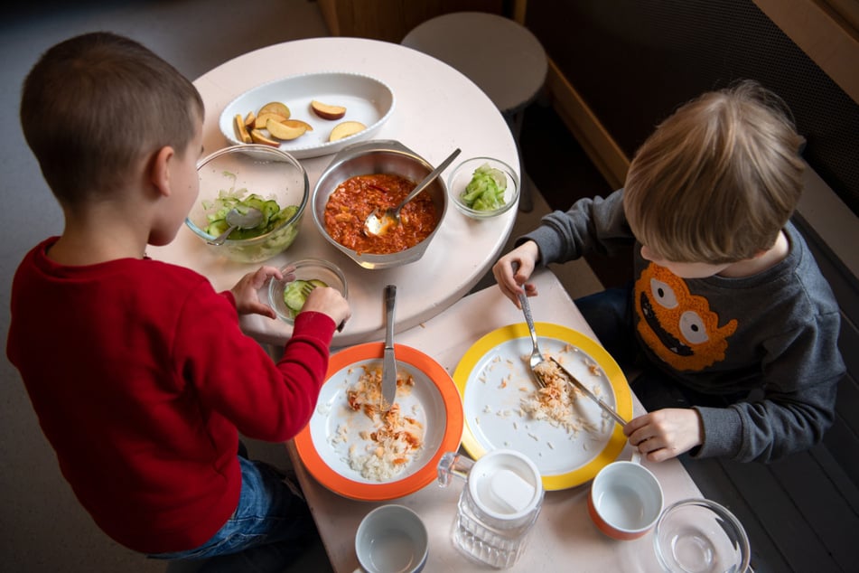 Fallen zu viele Erzieherinnen aus, werden die Kinder nach Hause geschickt. (Archivbild)