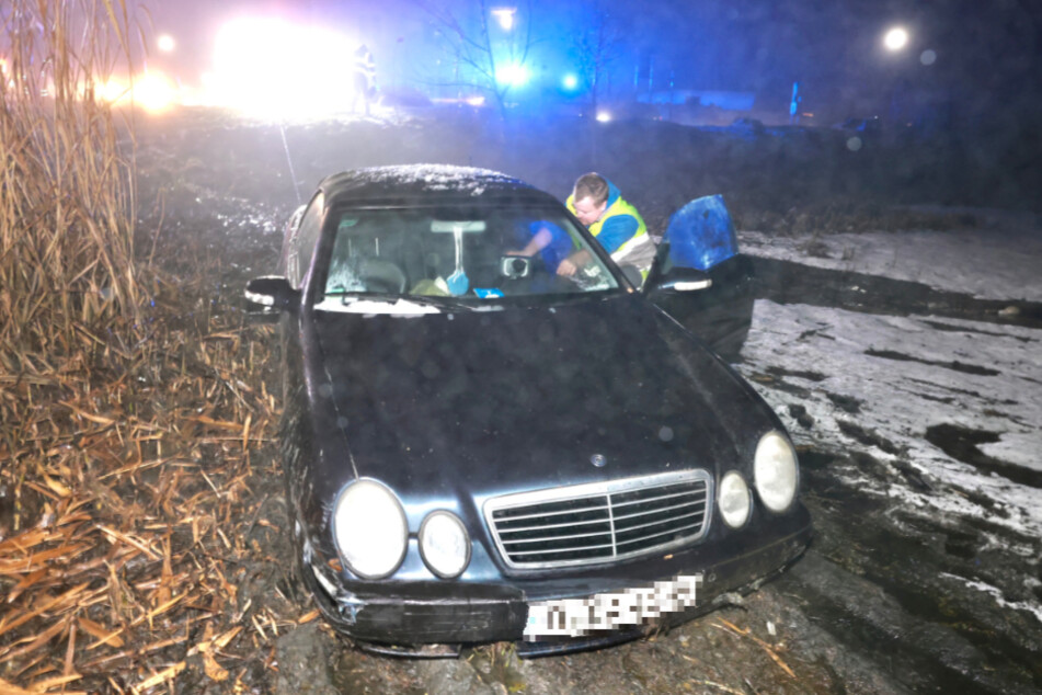 Der Mercedes landete im Dorfteich.