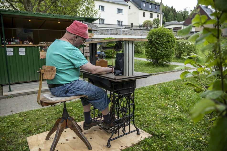 Die Nähmaschinen-Tret-Kaffeemühle hat ein Wanderfreund Steffen Konkol als Überraschung mitgebracht.
