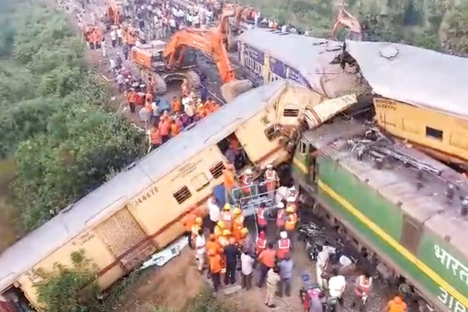 13 Menschen sind bei und nach dem Zugunglück in Indien gestorben.