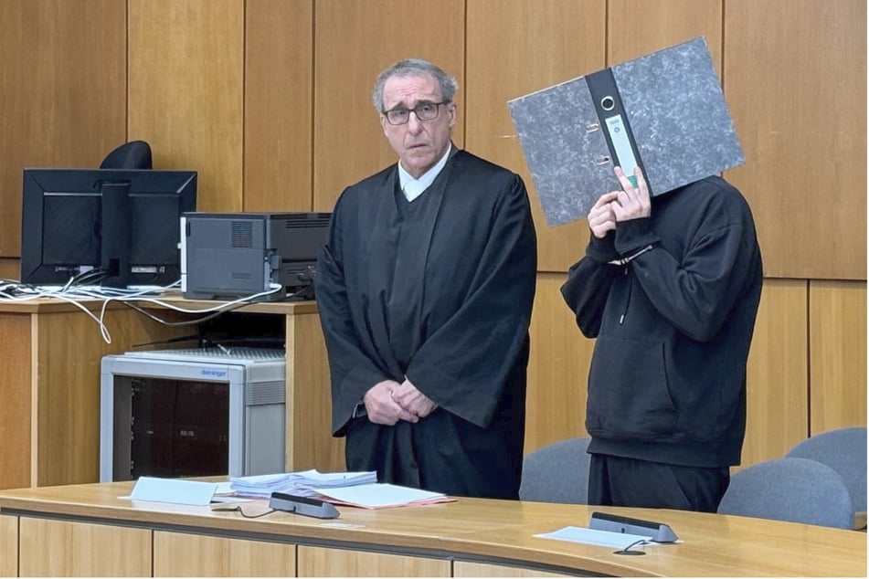 Nachdem der Angeklagte die Frau missbraucht und umgebracht hatte, nahm er ihre Bankkarte und tätigte mehrere kleine Einkäufe.