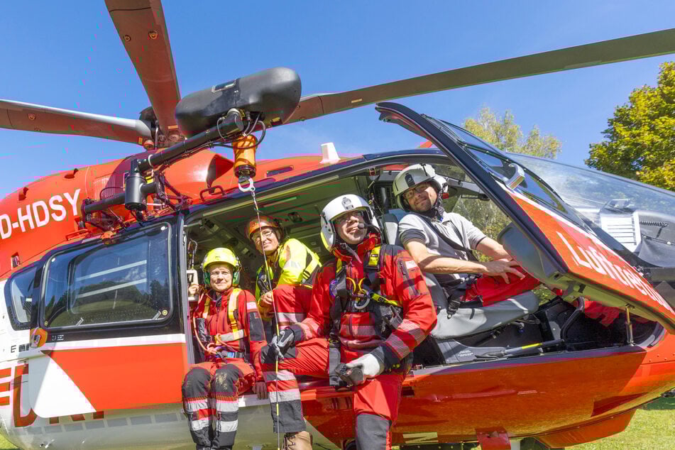 Übten gemeinsam: Notärztin Susann Kotte (56), Luftretter Jens Berger (55), Windenoperator Franz Kliegl (54) und Pilot Christian Zahn (48, v.l.).