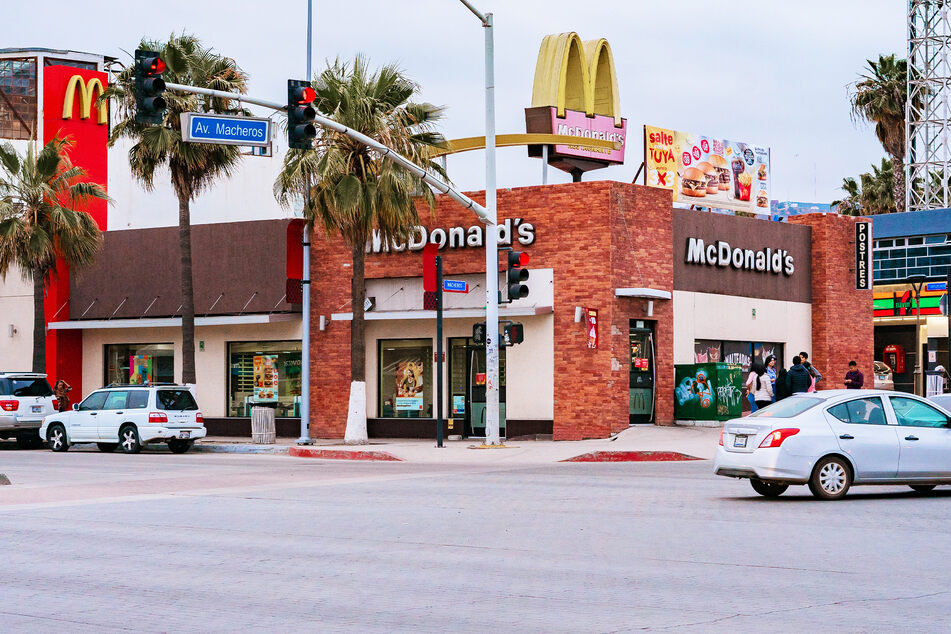 Die Gesundheitsbehörden untersuchen nun die Vorfälle in zwei McDonald's-Lokalen.