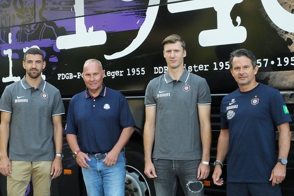 FCE-Präsident Helge Leonhardt und Chefcoach Dirk Schuster mit Philipp Klewin (2.v.r.) und Ognjen Gnjatic (l.) am Mannschaftsbus.