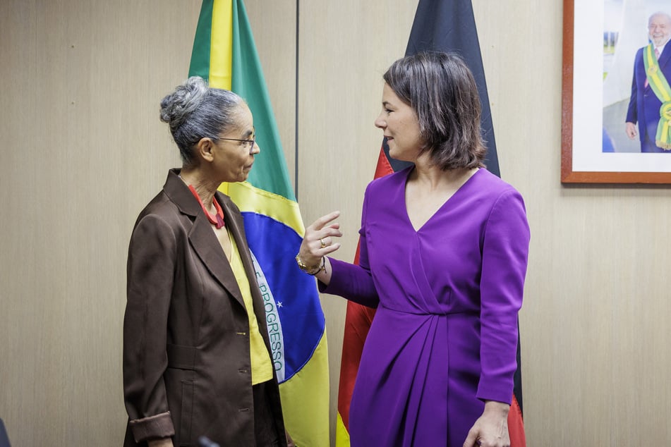 Annalena Baerbock (42, Bündnis 90/Die Grünen, r.), Bundesaußenministerin aufgenommen im Rahmen eines Gesprächs mit Marina Silva (65, l.), Umweltministerin von Brasilien.