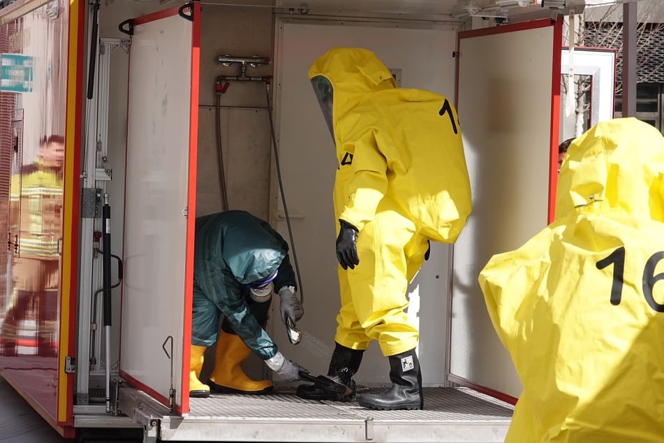 Nach dem Einsatz wurden die Anzüge der Helfer gründlich gereinigt.