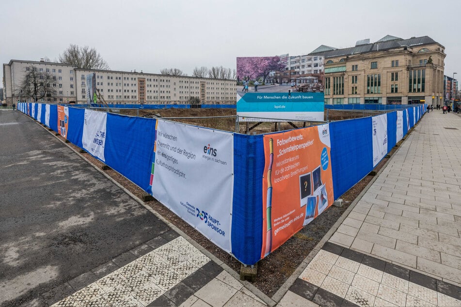 Plakate sollen den Bauzaun aufhübschen.