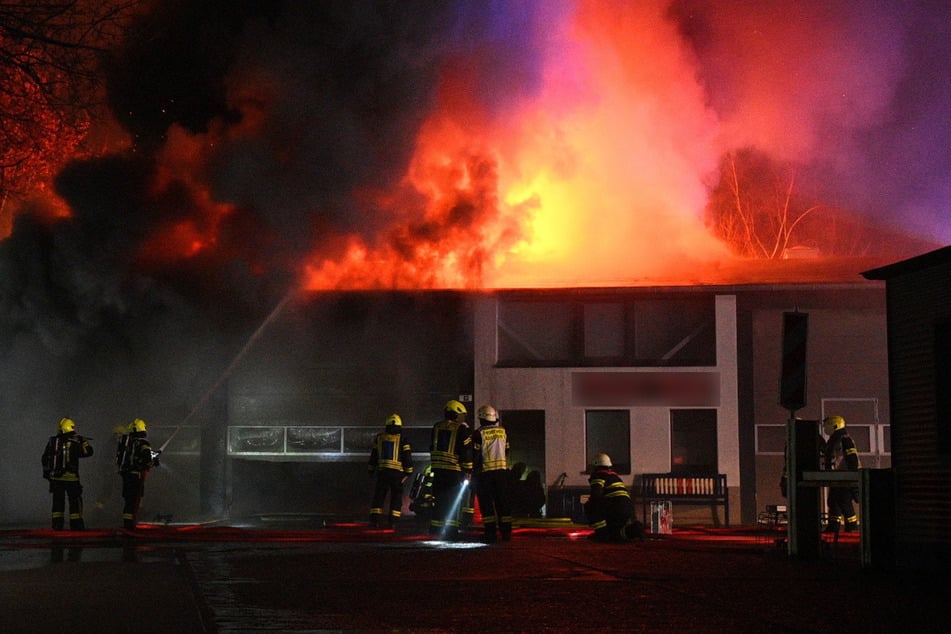 Die Feuerwehr ist aktuell vor Ort und bekämpft die Flammen.