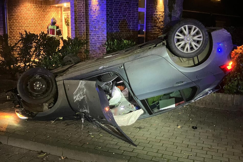 VW Golf überschlägt sich: Fahrer schwer verletzt
