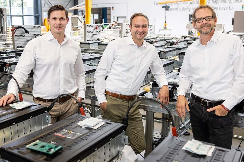 Tesvolt-Vorstand Simon Schandert, Daniel Hannemann, Philipp Koecke im Wittenberger Werk.