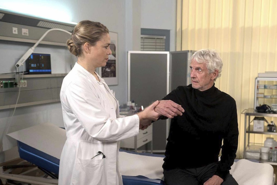 Während einer Behandlung fragt Jakob Fährmann seine Tochter aus.