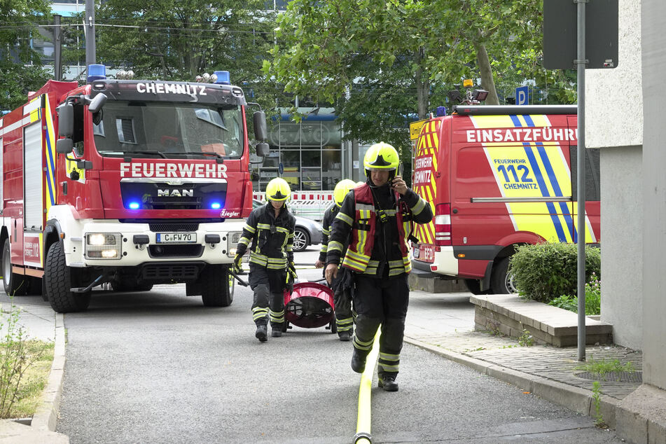 Die Feuerwehr war mit mehreren Einsatzfahrzeugen vor Ort, da in der Wohnung ein Bett in Brand gesetzt wurde.