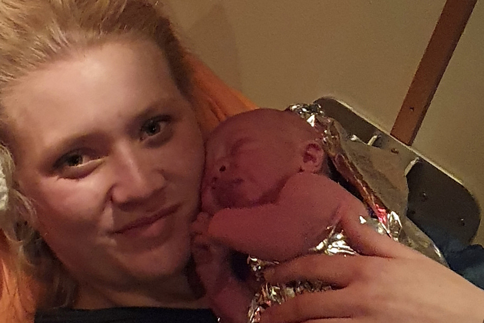 Lara Müller-Maron hält an Bord des Seenotrettungskreuzers "Pidder Lüng" ihr soeben geborenes Baby Bosse im Arm.