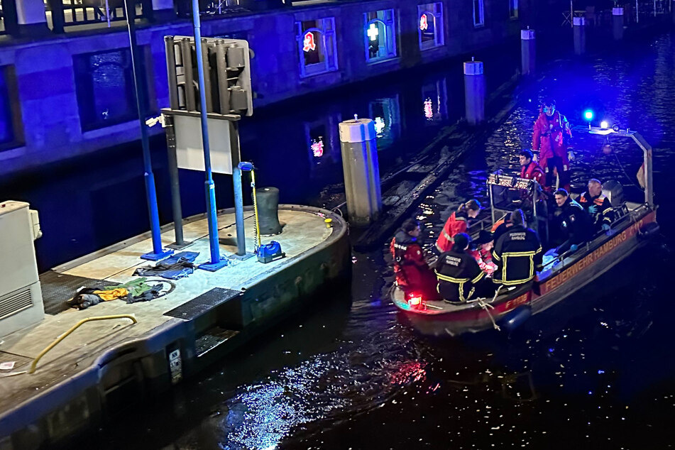 Hamburg: Drama am Abend: Mann steigt in Alster und muss gerettet werden