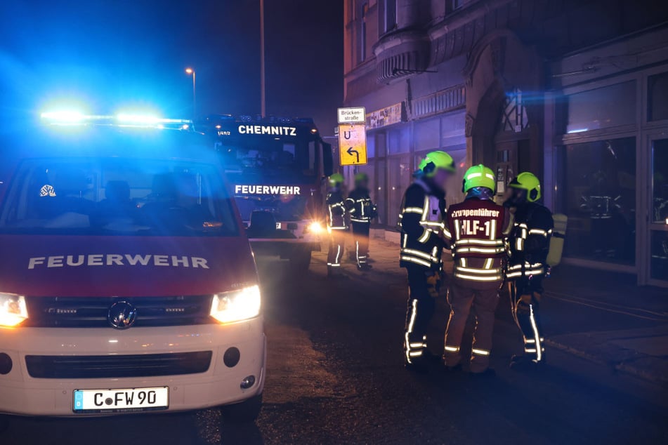 Aus einem Keller eines Mehrfamilienhauses in der Hartmannstraße drang am Samstagabend Rauch.