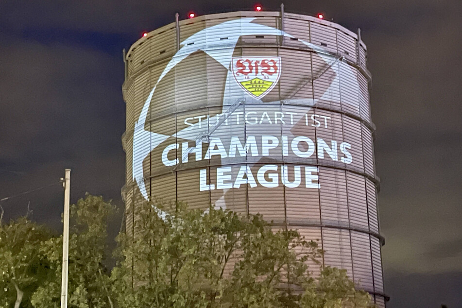 Die Logos des VfB und der Champions League thronen auf dem Stuttgarter Gaskessel.