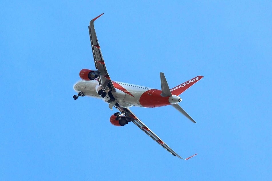 Immer wieder lassen Airlines über Dresden sogenannte "Touch-and-Go-Flüge" trainieren – wie beispielsweise easyJet. Dies gefällt nicht jedem Anwohner.