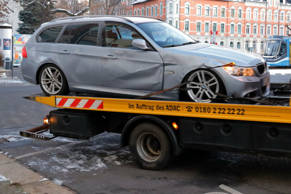 Der BMW musste nach dem Unfall abgeschleppt werden.