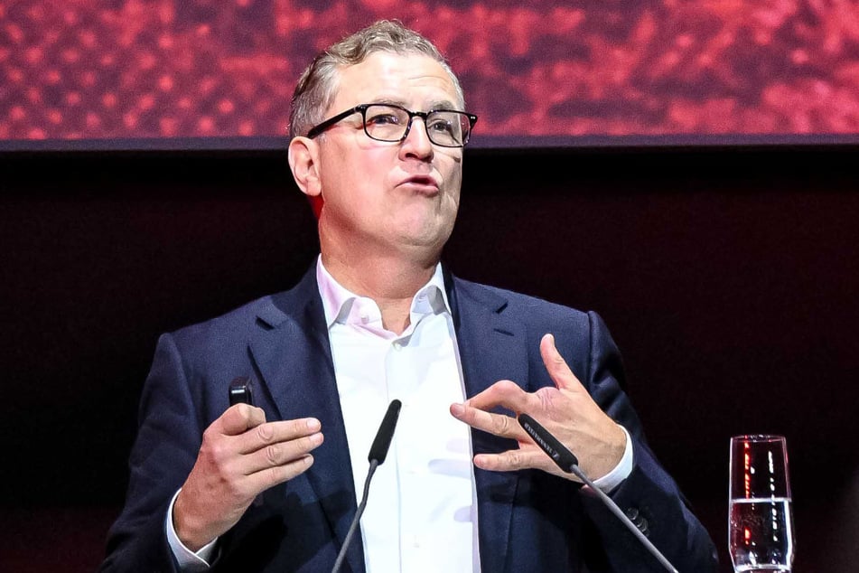 Bayern-Vorstandsvorsitzender Jan-Christian Dreesen (58) will "zu gegebener Zeit" mit Neuer über die Zukunft sprechen.