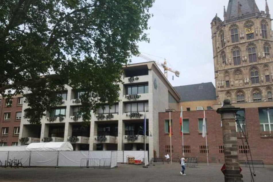 Das Kölner Rathaus ist von Unbekannten mit Farbe beschmiert worden. Der Staatsschutz ermittelt. (Symbolbild)