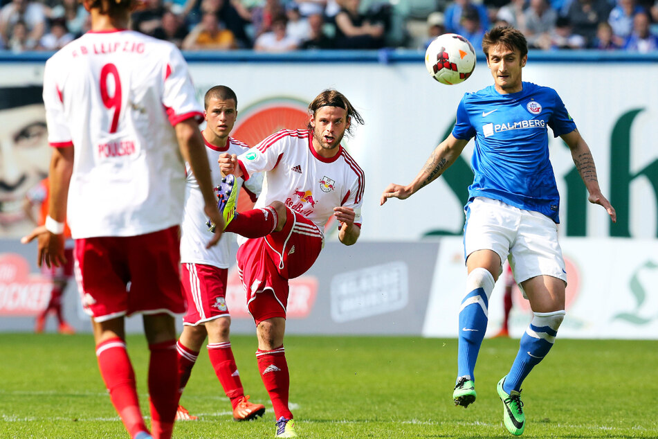 Mustafa Kučuković (34, rechts) spielte auch für den FC Hansa Rostock. (Archivbild)