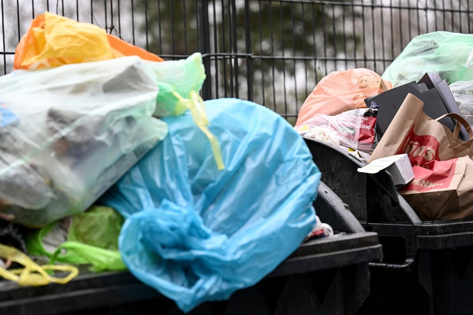 In zwei Thüringer Landkreisen bleibt der Abfall erstmal in den Mülltonnen. (Symbolfoto)